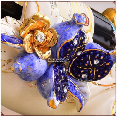 Kệ đựng rượu bằng sứ viền vàng